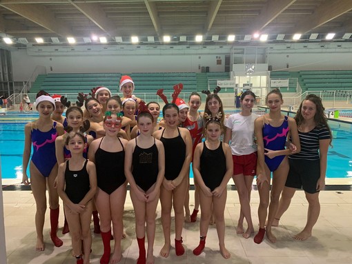 Spettacolo di Natale per il gruppo agonistico di nuoto sincronizzato In Sport Biella