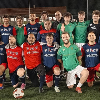 Atleti e dirigenti di Su Nuraghe-Pizza Flash e Prafil Sisto (PS) prima del fischio d’inizio.