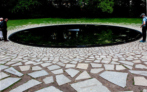 Berlino, monumento in ricordo di Sinti e Rom internati nei campi di concentramento - Foto Su Nuraghe
