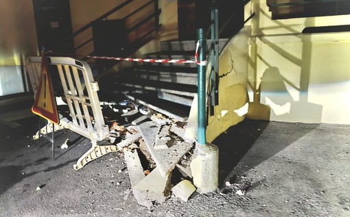 Scontro stradale a Ponderano: distrutta la scala per accedere all’ambulatorio