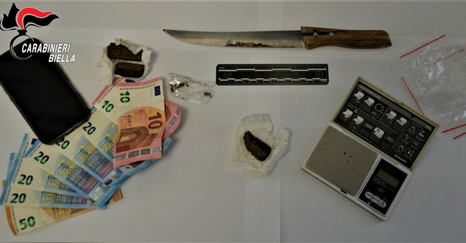 Biella, contrasto allo spaccio: sequestrati hashish e contanti, denunciato un 24enne