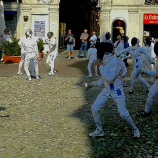 Scherma - Flash-mob in via Italia con la Pietro Micca Biella