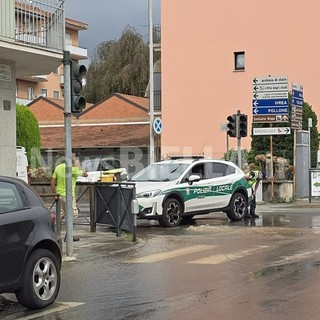 Salta un tombino in via Rosselli: strada allagata, attenzione alla viabilità