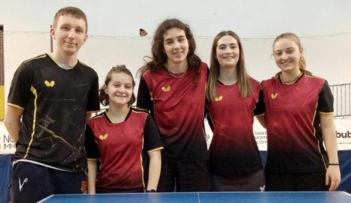 La formazione del TT Biella – V2, che ha conquistato i play off per la promozione in serie A: coach Sergei Mokropolov, Cristina Fazzari, Lodovica Motta, Federica Prola e Matilde Ingravalle.