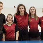 La formazione del TT Biella – V2, che ha conquistato i play off per la promozione in serie A: coach Sergei Mokropolov, Cristina Fazzari, Lodovica Motta, Federica Prola e Matilde Ingravalle.