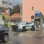 Salta un tombino in via Rosselli: strada allagata, attenzione alla viabilità