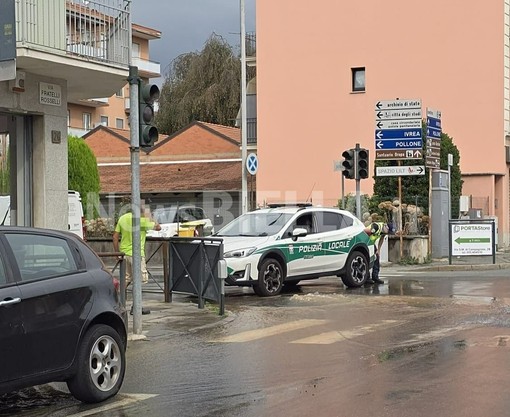 Salta un tombino in via Rosselli: strada allagata, attenzione alla viabilità