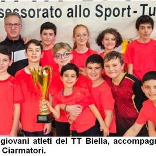 I giovani atleti del TT Biella, accompagnati, nella foto, dai tecnici Roberto Fazzari e Gilberto Ciarmatori.