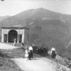 Oropa nelle foto d'archivio: il cammino che conduce al Santuario - Copyright Fondazione Sella 2026 Oropa nelle foto d'archivio: il cammino che conduce al Santuario - Copyright Fondazione Sella 2026
