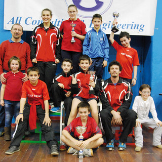 Il gruppo di giovani atleti del TT Biella con i tecnici Adrian Panaite e Stefano Erba Il gruppo di giovani atleti del TT Biella con i tecnici Adrian Panaite e Stefano Erba