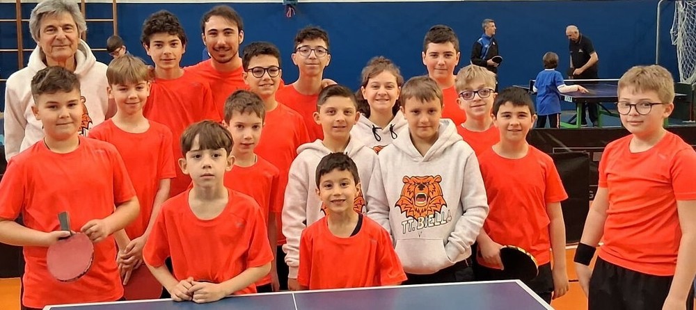 Grand Prix di Gignod: i giovani atleti del TT Biella, accompagnati, nella foto, dal tecnico Gilberto Ciarmatori.