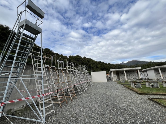 Tollegno investe sulla sicurezza: Nuove scale certificate nel cimitero Tollegno investe sulla sicurezza: Nuove scale certificate nel cimitero