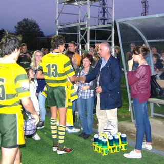 La consegna della maglia numero 11 ai genitori di Alberto Rondo