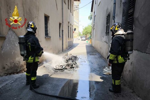 Cronaca dal Nord-ovest: motocicletta in fiamme a Cigliano Cronaca dal Nord-ovest: motocicletta in fiamme a Cigliano