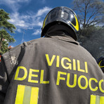 Valdilana, a fuoco una catasta di legna: intervento in corso