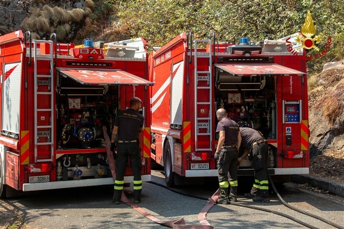 Monte Barone, tre presidi a terra: atteso l’intervento dei mezzi aerei - Foto di repertorio Monte Barone, tre presidi a terra: atteso l’intervento dei mezzi aerei - Foto di repertorio