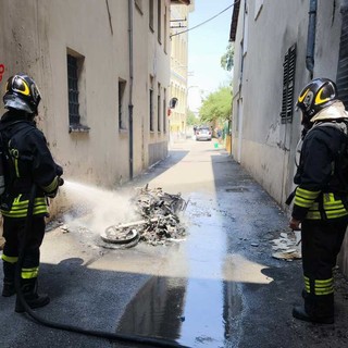 Cronaca dal Nord-ovest: motocicletta in fiamme  a Cigliano