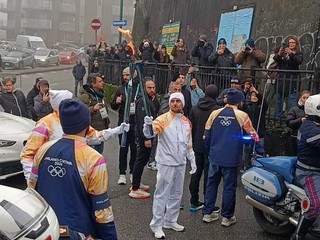 Un vigile del fuoco di Cossato tra i tedofori della fiamma olimpica a Milano FOTO e VIDEO