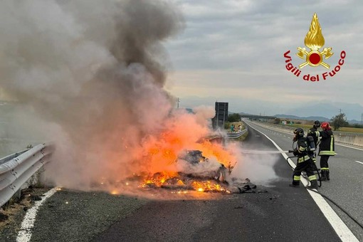 Dal Nord/Ovest, incendio auto lungo la A26 FOTO Dal Nord/Ovest, incendio auto lungo la A26 FOTO