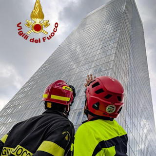 Materiale pericolante al Grattacielo della Regione, in azione i Vigili del Fuoco