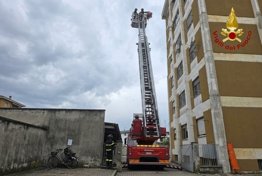 Vercelli, Soccorso a persona in ausilio al personale sanitario, necessario l' intervento dei Vigili del Fuoco Vercelli, Soccorso a persona in ausilio al personale sanitario, necessario l' intervento dei Vigili del Fuoco