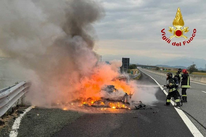 Dal Nord/Ovest, incendio auto lungo la A26 FOTO Dal Nord/Ovest, incendio auto lungo la A26 FOTO