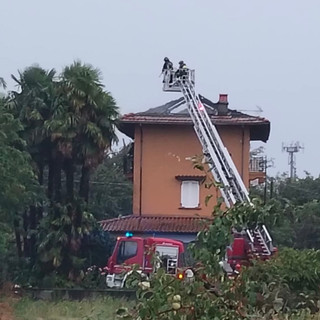 Tetto in fiamme a Cavaglià: Vigili del Fuoco al lavoro per ore, foto Giorgio Barberis