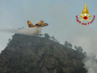 Cravagliana, proseguono le operazioni di spegnimento dell'incendio Cravagliana, proseguono le operazioni di spegnimento dell'incendio