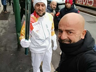 Un vigile del fuoco di Cossato tra i tedofori della fiamma olimpica a Milano FOTO e VIDEO