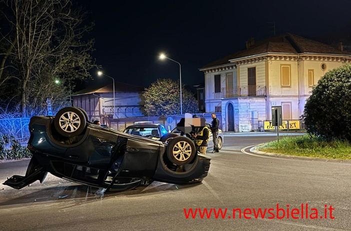 Biella: Uno schianto e il ribaltamento, incidente alla rotonda di Corso San Maurizio - Foto Finatti per newsbiella.it