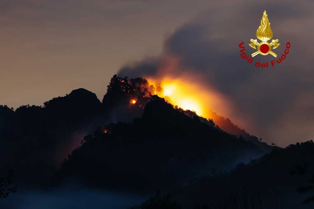 Cravagliana, proseguono le operazioni di spegnimento dell'incendio Cravagliana, proseguono le operazioni di spegnimento dell'incendio
