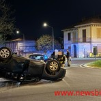 Biella: Uno schianto e il ribaltamento, incidente alla rotonda di Corso San Maurizio - Foto Finatti per newsbiella.it