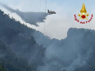 Cravagliana, proseguono le operazioni di spegnimento dell'incendio Cravagliana, proseguono le operazioni di spegnimento dell'incendio