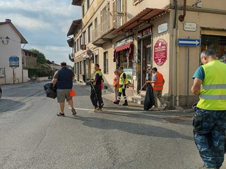 Benna, giornata ecologica: raccolti 15 sacchi di rifiuti FOTO e VIDEO