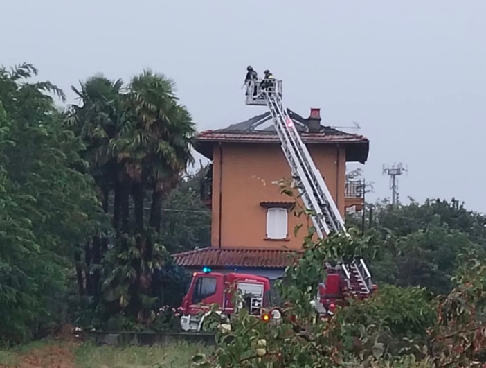 Tetto in fiamme a Cavaglià: Vigili del Fuoco al lavoro per ore, foto Giorgio Barberis