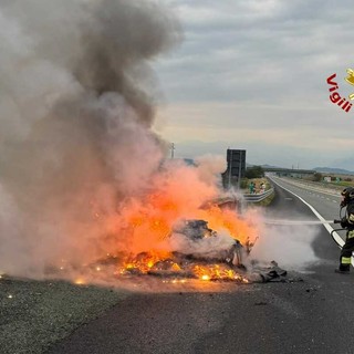 Dal Nord/Ovest, incendio auto lungo la A26 FOTO