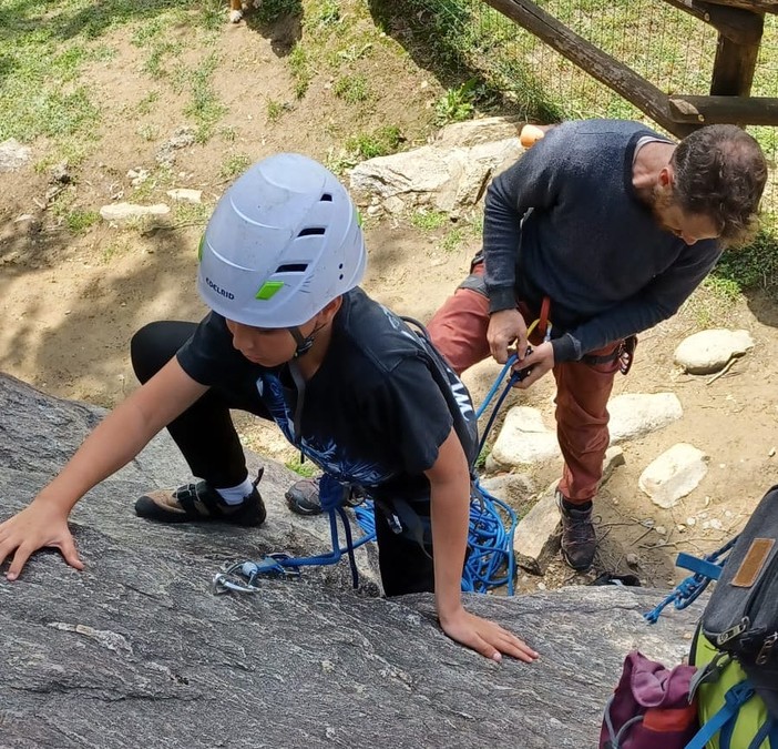 Cossato: i ragazzi dell’Oratorio Della Speranza provano l’emozione dell’arrampicata