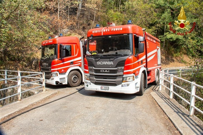 Incendio Monte Barone, lanci d’acqua e presidi a Le Piane: 44 operatori a terra Incendio Monte Barone, lanci d’acqua e presidi a Le Piane: 44 operatori a terra