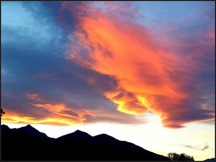 Spettacolo al tramonto: il cielo si accende di rosso nella foto di Paolo Rosazza Pela Spettacolo al tramonto: il cielo si accende di rosso nella foto di Paolo Rosazza Pela