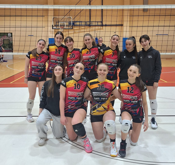 Le ragazze della Prima Divisione al termine della partita contro Volley Gattinara