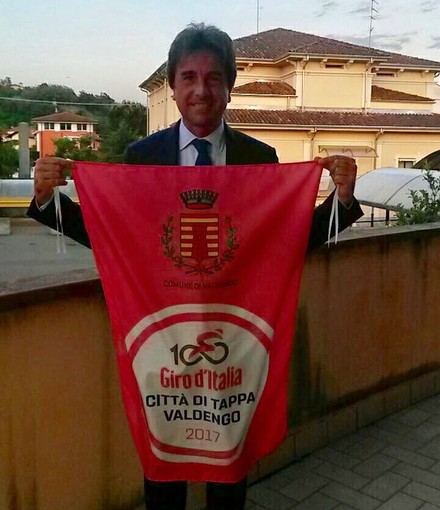 Valdengo: Il Comune regala bandiere e maglie rosa a famiglie e alunni del paese