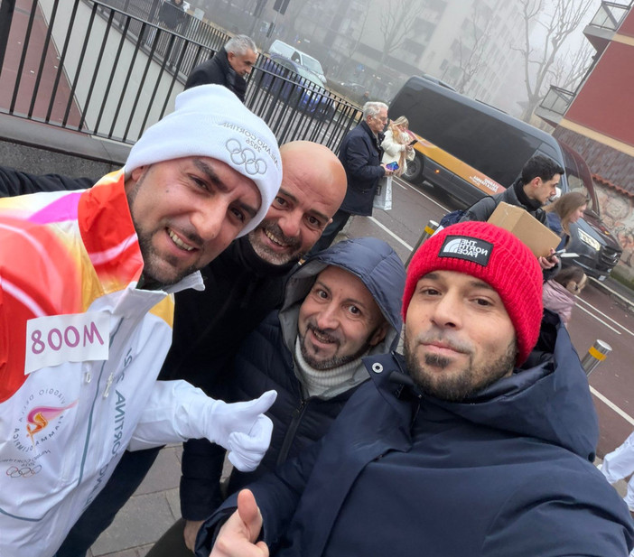 Un vigile del fuoco di Cossato tra i tedofori della fiamma olimpica a Milano FOTO e VIDEO