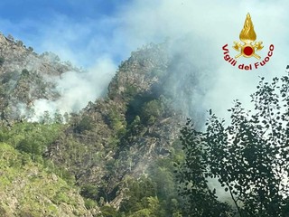 Cravagliana, proseguono le operazioni di spegnimento dell'incendio Cravagliana, proseguono le operazioni di spegnimento dell'incendio