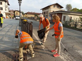 Benna, giornata ecologica: raccolti 15 sacchi di rifiuti FOTO e VIDEO
