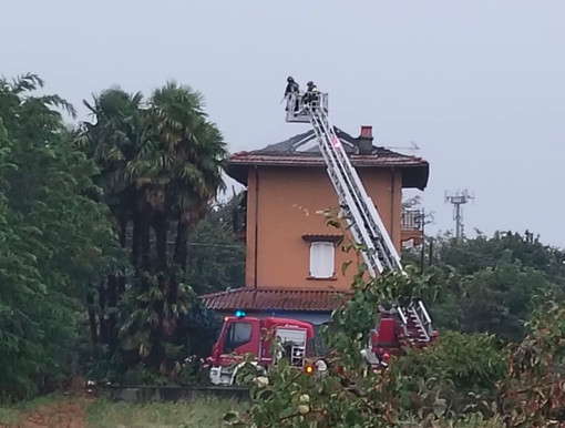 Tetto in fiamme a Cavaglià: Vigili del Fuoco al lavoro per ore, foto Giorgio Barberis Tetto in fiamme a Cavaglià: Vigili del Fuoco al lavoro per ore, foto Giorgio Barberis