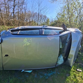 Dal Nord Ovest - Auto fuori strada sulla bretella Ivrea-Santhià