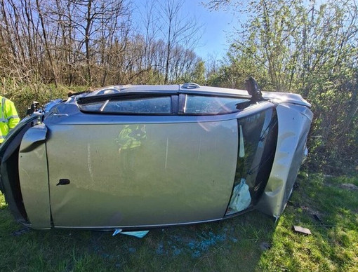 Dal Nord Ovest - Auto fuori strada sulla bretella Ivrea-Santhià