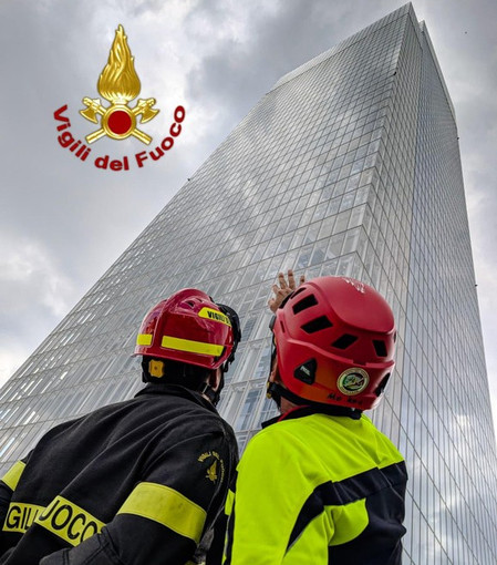 Materiale pericolante al Grattacielo della Regione, in azione i Vigili del Fuoco Materiale pericolante al Grattacielo della Regione, in azione i Vigili del Fuoco