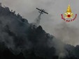 Cravagliana, proseguono le operazioni di spegnimento dell'incendio Cravagliana, proseguono le operazioni di spegnimento dell'incendio