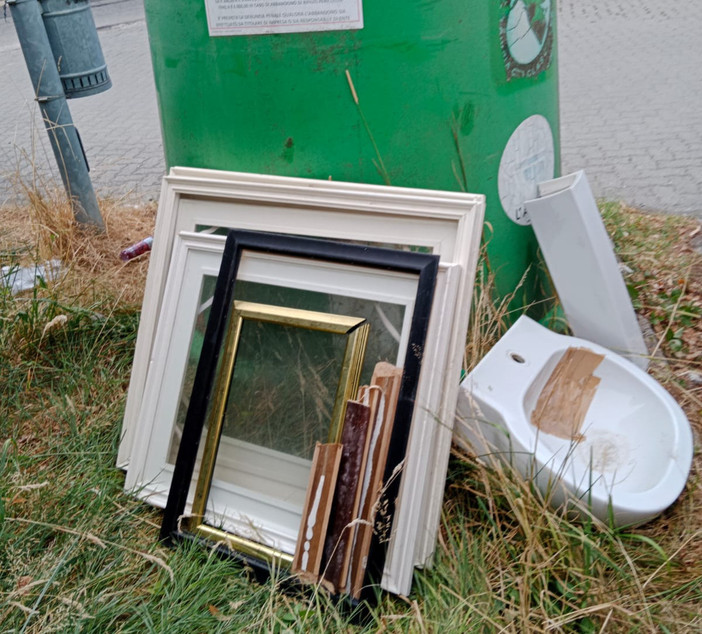 Rifiuti abbandonati a Biella: lavandino e infissi accanto alla campana del vetro FOTO Rifiuti abbandonati a Biella: lavandino e infissi accanto alla campana del vetro FOTO